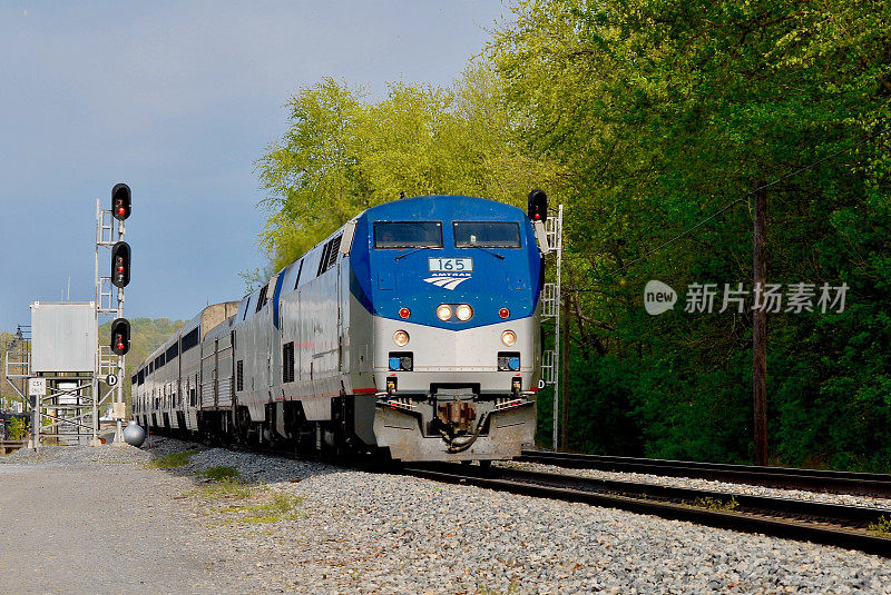 Amtrak的“Capitol Limited”客运列车，美国马里兰州的Point of Rocks